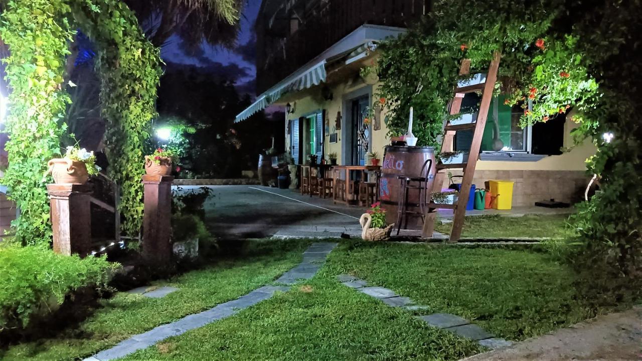 Il Laghetto Bed & Breakfast Кастровилари Екстериор снимка
