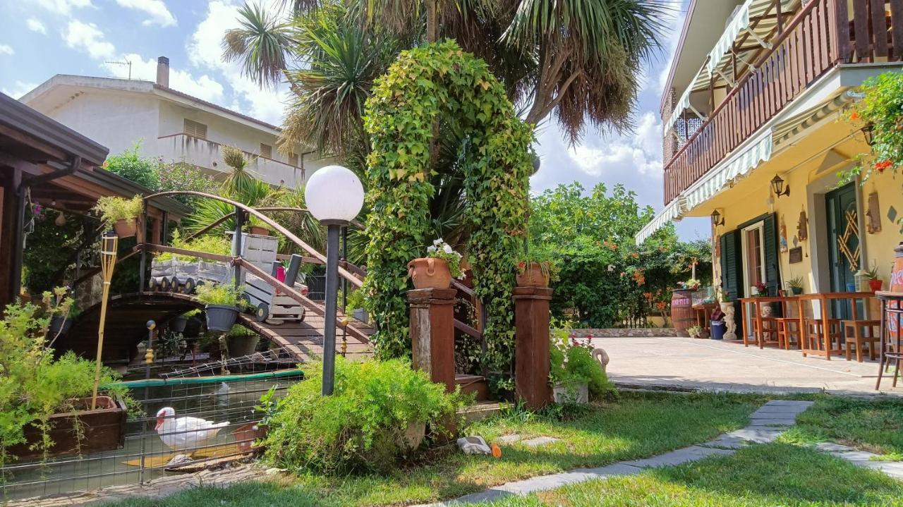 Il Laghetto Bed & Breakfast Кастровилари Екстериор снимка