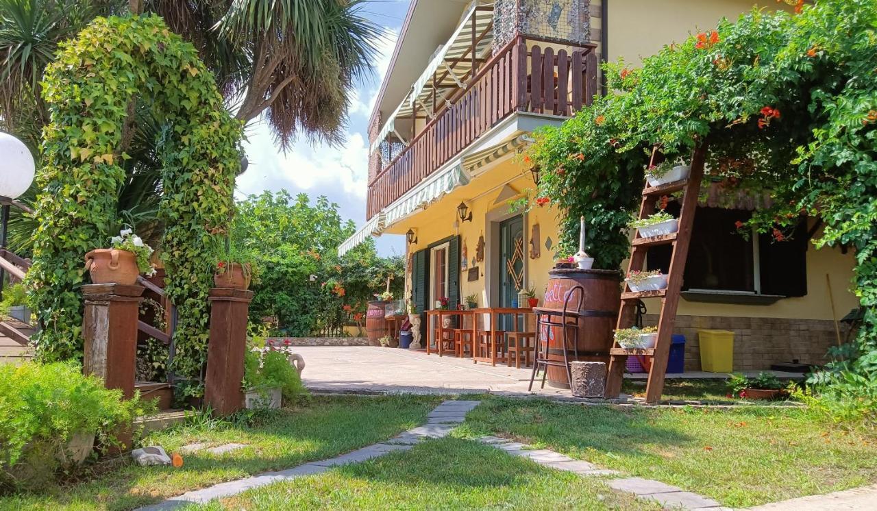 Il Laghetto Bed & Breakfast Кастровилари Екстериор снимка