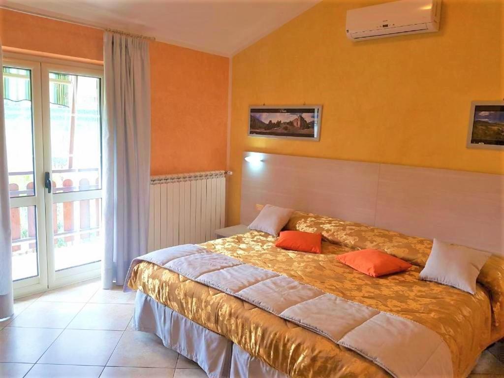 Il Laghetto Bed & Breakfast Кастровилари Екстериор снимка