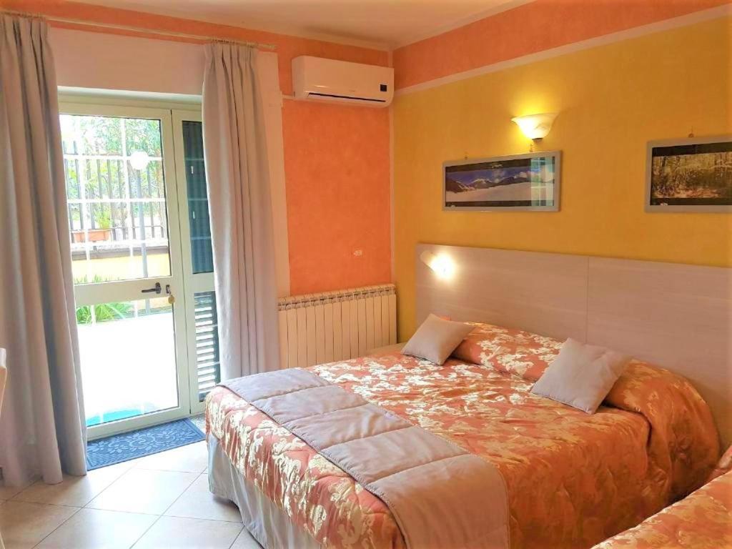 Il Laghetto Bed & Breakfast Кастровилари Екстериор снимка