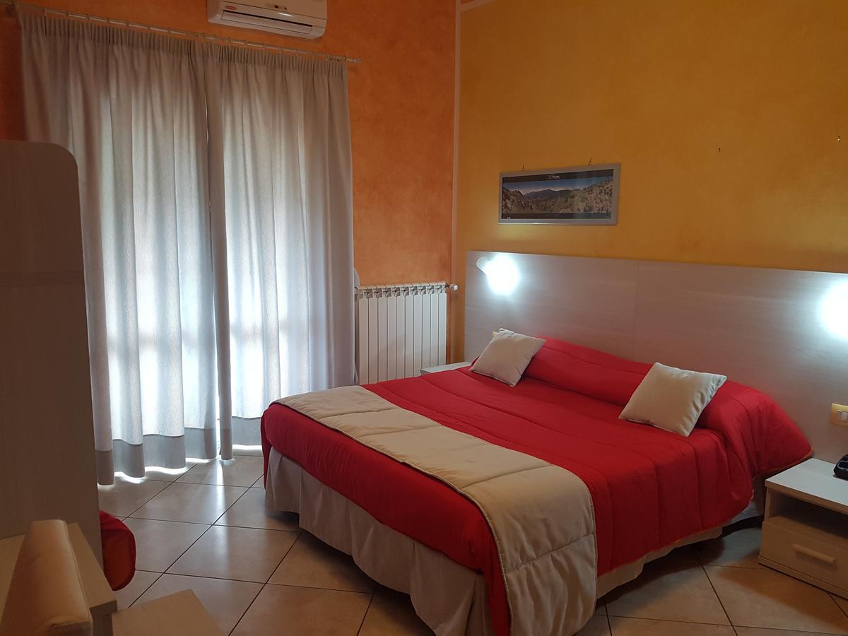 Il Laghetto Bed & Breakfast Кастровилари Екстериор снимка