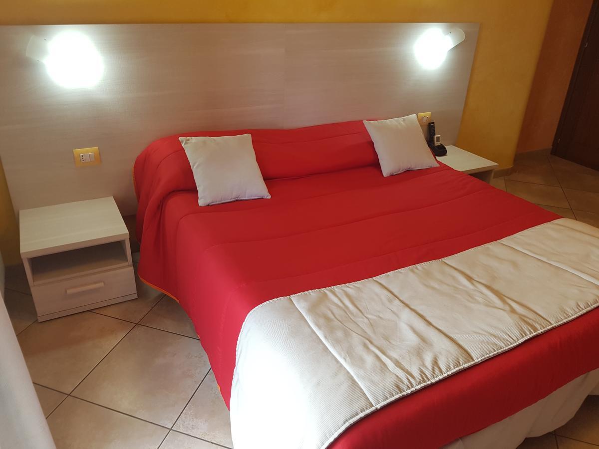 Il Laghetto Bed & Breakfast Кастровилари Екстериор снимка
