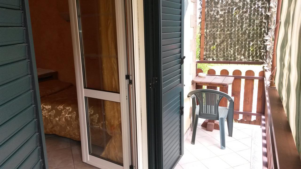 Il Laghetto Bed & Breakfast Кастровилари Екстериор снимка