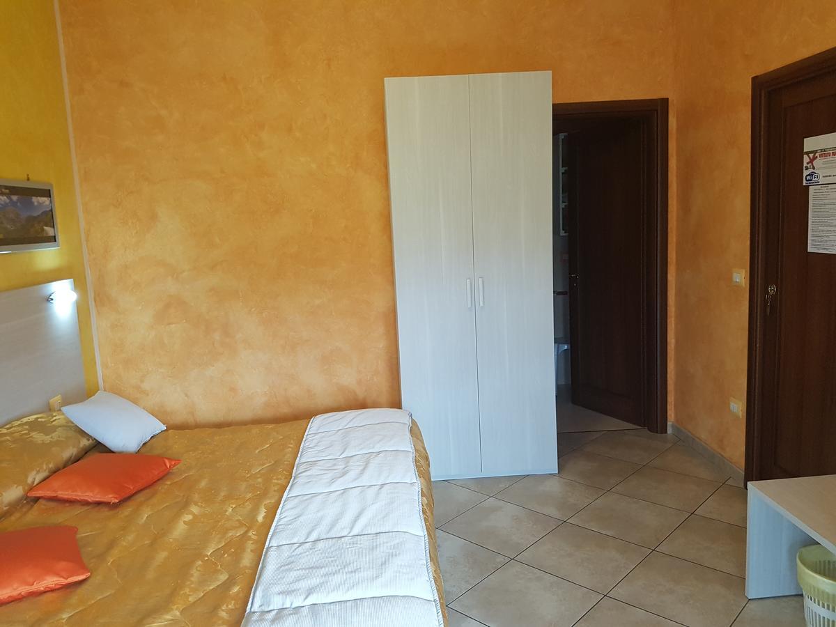Il Laghetto Bed & Breakfast Кастровилари Екстериор снимка
