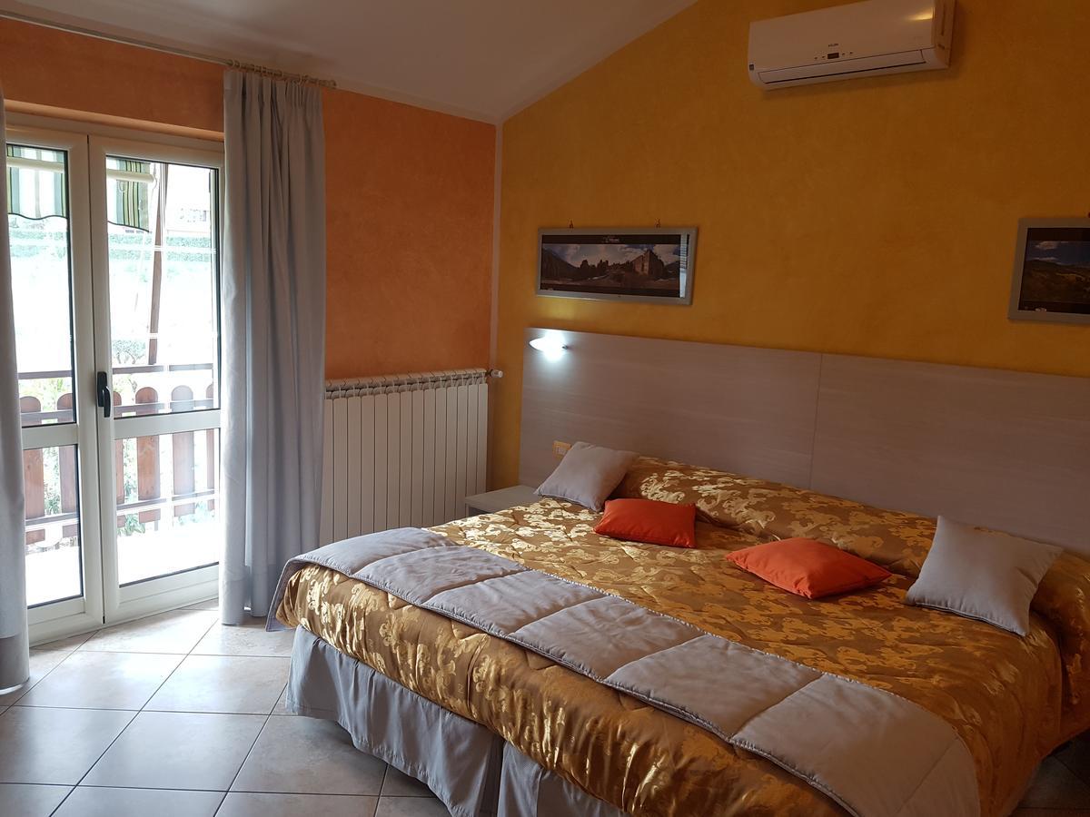 Il Laghetto Bed & Breakfast Кастровилари Екстериор снимка